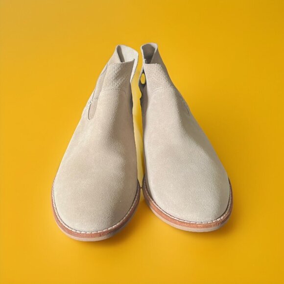 Clarks Edenvale Page- Fashion Boots Slip ON Women s Sz 8 Tan Suede - Picture 2 of 5